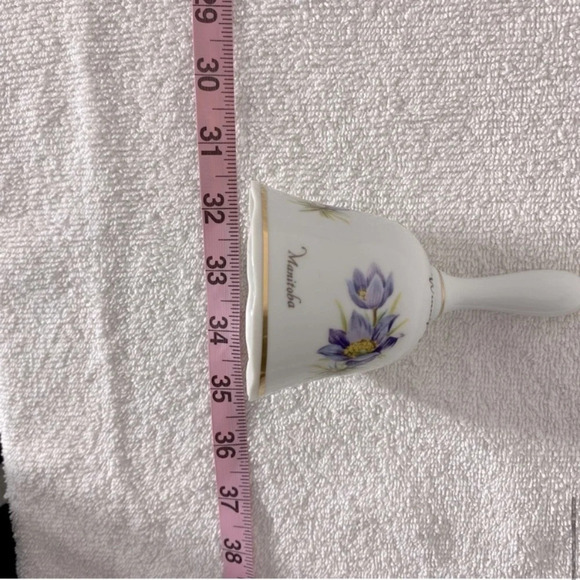 Vintage White Purple Flower With Gold Trim Winnipeg  Ceramic Souvenir Bell - Picture 9 of 10